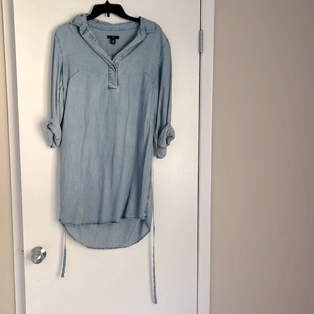 Cute gap chambray dress, ties at the waist.